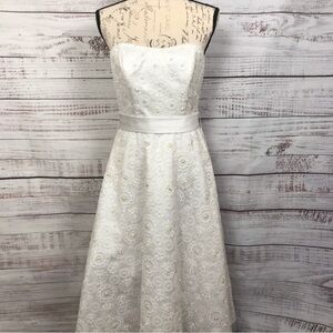 David’s Bridal white lace floral sleeveless beaded size 6 flowy wedding Dress